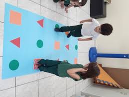 Este jogo permite às crianças ampliar seus conhecimentos e se familiarizar com as formas geométricas planas, identificando suas diferenças e semelhanças, despertando a necessidade de observação do. O Jogo Das Formas Geometricas Jardim A Manha Escola Crista
