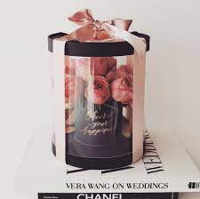 SNSで話題！トレンドの円柱型フラワーBOX『Message Flower Box』でフォトジェニックな結婚式に - ドレッシーズ
