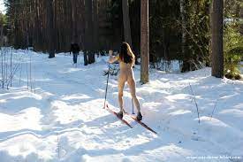 Unrasierte nackte mädels im schnee beim sport