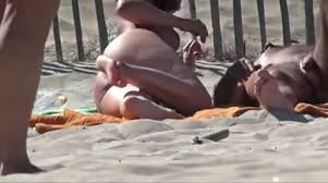 Eine Frau wird nackt am Strandvoyeur gefilmt