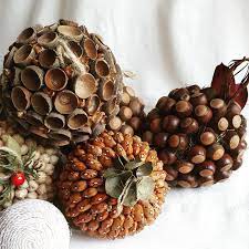 Esferas hechas a mano con semillas, granos, bellotas, legumbres. Todo elementos naturales para una decoración ecológica. #Esferas… | Instagram