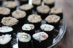 What is the difference between sushi rolls and maki rolls?