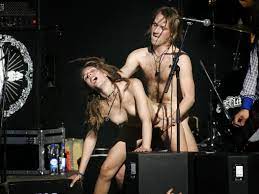 全裸”でライブしてる女性歌手一覧がこちら。いっぱいおるやんけｗｗｗｗｗｗ（エロ画像） | エロ画像っぷる！