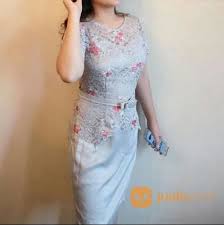 Dress dengan model seperti ini cocok untuk anda kenakan dress dengan nuansa gothic ini merupakan model dress brokat panjang selanjutnya. Dress Brokat Abuabu Tangerang Selatan Jualo