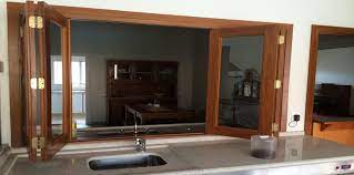 A janela de madeira é uma ótima opção para quem deseja decorar a casa com elementos naturais e com peças bem trabalhadas. Qual Modelo De Janela Utilizar Na Cozinha Descubra Aqui