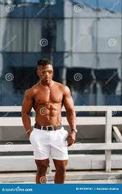 Горячий красивый черный парень с выпячивать Muscles представлять против  фона городского ландшафта Модель фитнеса человека Стоковое Изображение -  изображение насчитывающей мышечно, ландшафт: 99109761