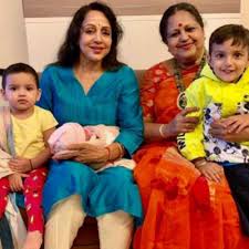 Dharmendra fell in love with hema malini during the filming of sholay. Hema Malini With Grandkids Happy Birthday Hema Malini 6 Pictures Of The Veteran Actress With Her Grandkids That Scream Cuteness