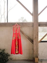 When emphasizing a particularly exquisite wedding chinese qipao, a few ladies wear a tiara that supplements the outline of the dress rather than a cloak. Traditional Chinese Wedding Dress