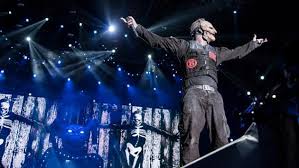 Vocalista de Slipknot respondió críticas por arrojar celular de fan en  concierto [VIDEO] | Radio Oasis