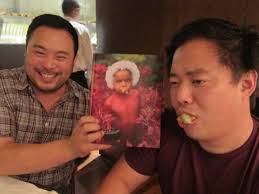 O chef David Chang, no D.O.M. (à esquerda), com Chris Ying, diretor de redação da revista americana Lucky Peach, tirando sarro da capa do livro do chef Alex ... - semana_mesa_sp-10