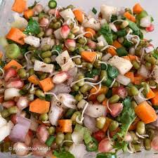 sprouted mung beans salad with