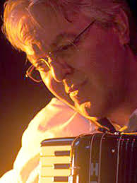 Hans-Günther Kölz ist freischaffender Musiker und Komponist. Er unterrichtet als Dozent am Konservatorium in Trossingen und dort Leiter des Studiengangs II ... - 725116