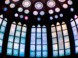 コロナ禍で閉館した「雪の美術館」が美しすぎると話題 雪の結晶のステンドグラス、「アナ雪」のような結婚式場（要約） - ねとらぼ