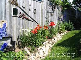 25 Garden Fence Decoration Ideas To