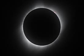 A solar eclipse always occurs about two weeks before or after a lunar eclipse. Une Eclipse Solaire Totale Sera Visible Au Canada En 2024 La Presse