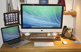 This desk table is so stylish in its simplicity. Mac Setups The Desk Of A Cloud Solutions Provider Osxdaily