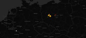 Na mapie zaznaczono miejsca zarejestrowanych wyładowań atmosferycznych z ostatnich dwóch godzin. W Tej Chwili Poznan Jest Jedyna Komorka Burzowa W Europie Codzienny Poznan