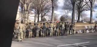 Většina vojáků se otočila zády k projíždějící koloně prezidenta Bidena +  VIDEO - ČeskeZpravy.eu