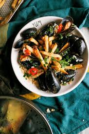 mussels in cream sauce over fries dad