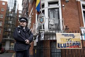 Assange hatte sich im juni 2012 in die ecuadorianische botschaft in london geflüchtet, um einer verhaftung wegen. Funf Jahre Auf Der Flucht Assange Spricht In Botschaft Ecuadors