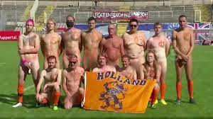 Futbolistas juegan desnudos para protestar contra comercialización del  fútbol 