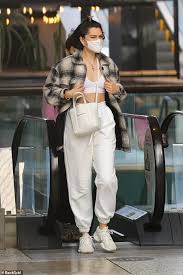 Her height is 1.75 m tall, and her weight is 55 kg. Jessie J Cuts A Casual Figure As She Goes On Low Key Shopping Trip In Los Angeles Aktuelle Boulevard Nachrichten Und Fotogalerien Zu Stars Sternchen