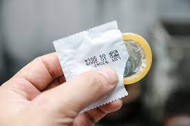 Prezervatifler, cinsel ilişki sırasında istenmeyen gebelikleri ve cinsel hastalıkları önlemede kullanılan cinsel sağlık ürünleridir. Kondom Pixabay Stress Buster