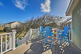 The ideal location for an exterior shower offers both privacy and easy access from the home. Coastal House With Deck Outdoor Shower Walk To Beach Holiday Home Kill Devil Hills