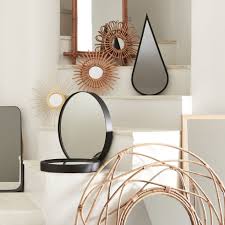 Design de l'imperfection le miroir romy, simple à première vue, regorge de sens et de symboles.un petit miroir rond trouve sa place dans un cerceau en métal noir beaucoup plus grand. Miroir Rond En Bois Noir D30cm Oundo Miroir Alinea