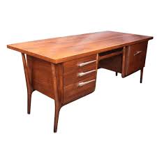 It's inspired by the architecture, furniture and graphic design from the the centerpiece of our home office furniture range is the walnut executive desk. Iconic 1950s Mid Century Modern Walnut Executive Desk By Leopold Desk Co Modern Executive Desk Executive Desk Modern Home Office Furniture