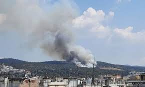 Συγκεκριμένα, η φωτιά ξέσπασε στις 13:55 και καίει ακόμη ξερά χόρτα αλλά και σκουπίδια, χωρίς, ωστόσο, να απειλεί κατοικημένη περιοχή. 8essalonikh Fwtia Sto Seix Soy Megalh Kinhtopoihsh Ths Pyrosbestikhs Vid