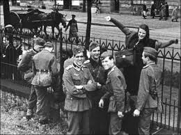 Sophie scholl (front) in the labor service in krauchenwies, spring 1941. image found in sophie scholl fritz, hartnagel: The White Rose Anti Nazi Group