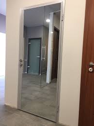 Вратата за баня трябва да има добра степен на влагоустойчивост, което не се изисква при обикновените интериорни модели. Vrati Za Banya