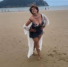 osofamosas - Irma Soriano, tetorras con bañador negro en la playa INSTAGRAM  5-8-21 - Material de red,famosas españolas