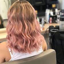 Розовые пряди на волосах