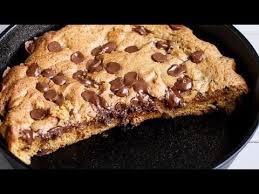 Nutella Stuffed Deep Dish Chocolate Chip Skillet Cookie - YouTube