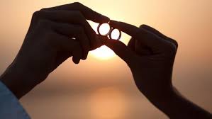 Memilih cincin tunangan dan cincin kawin adalah 2 poin dalam list persiapan pernikahan yang membutuhkan banyak pertimbangan. Gambar Cincin Tunangan Dan Kata Romantis Nusagates