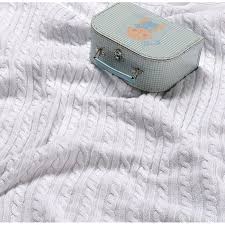 Одеяло от шенил с гладка еднолицева плетка, изработено от полиестер. Pamuchno Pleteno Odeyalo Simizola Byalo