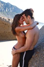 Paar am Strand, küssen sich, sie ist … – Bild kaufen – 10257090 ❘  seasons.agency