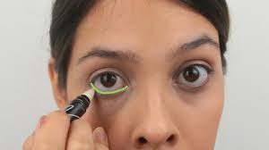 apply eyeliner to small round eyes