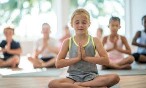 Bereits eine halbe stunde yoga am tag kann die haltung verbessern und rückenproblemen orvbeugen. Kinderyoga 7 Einfache Ubungen Fur Zuhause