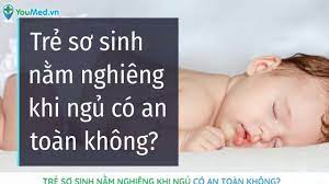 Trẻ sơ sinh nằm nghiêng khi ngủ có an toàn không? - YouMed