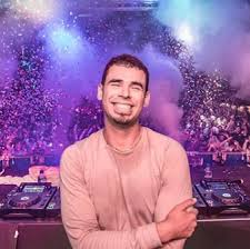 This bouncy cut from 2010 is perfectly catered to the festival and 13. Afrojack Socialmediamonteur