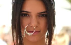 Español:hacerte una perforación falsa en la nariz. Fashion Versatility Of A Nose Piercing The Trend And Style