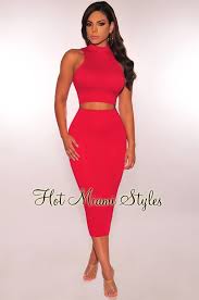 Designed with a sweetheart neck crop top and a sleek, fitted maxi skirt with an open back slit, you get an ensemble. Red Mock Neck Midi Skirt Two Piece Set