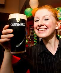 BLACK GOLD: Derry-born Molly Malones bartender Bernadette O&#39;Kane perfects her pour ahead of St Patrick&#39;s Day. - 9834454