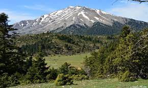 Το όρος ζήρεια (κυλλήνη) βρίσκεται στην νοτιοανατολική πλευρά της κορινθίας και είναι ένα από τα ελάχιστα ελληνικά βουνά που έχει τόσες κορυφές πάνω από 2.000 μέτρα. Zhreia To Zhreia To My8iko Boyno Toy Ermh Kindyneyei