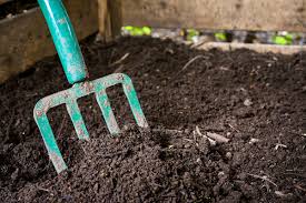 how to pick the best topsoil delivery