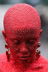 3万個の真っ赤なクリスタルに、口髭。ドージャ・キャットの“お騒がせ”クチュールビューティーを振り返り（Rieko Kosai） | Vogue  Japan