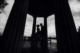 Ver más ideas sobre silueta de pareja, dibujos, siluetas. Silueta En Blanco Y Negro De Una Pareja De Enamorados Novios Foto Premium
